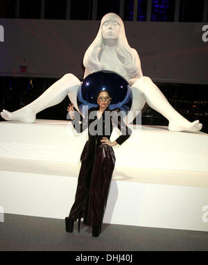 New York, New York, Stati Uniti d'America. Decimo Nov, 2013. LADY GAGA pone di fronte a una scultura della sua somiglianza, creato dall'artista Jeff Koons a 'ARTPOP' uscita album tenutasi al Brooklyn Navy Yard. © Nancy Kaszerman/ZUMAPRESS.com/Alamy Live News Foto Stock