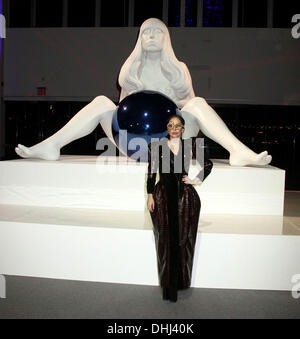 New York, New York, Stati Uniti d'America. Decimo Nov, 2013. LADY GAGA pone di fronte a una scultura della sua somiglianza, creato dall'artista Jeff Koons a 'ARTPOP' uscita album tenutasi al Brooklyn Navy Yard. © Nancy Kaszerman/ZUMAPRESS.com/Alamy Live News Foto Stock