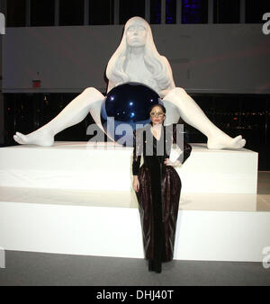 New York, New York, Stati Uniti d'America. Decimo Nov, 2013. LADY GAGA pone di fronte a una scultura della sua somiglianza, creato dall'artista Jeff Koons a 'ARTPOP' uscita album tenutasi al Brooklyn Navy Yard. © Nancy Kaszerman/ZUMAPRESS.com/Alamy Live News Foto Stock