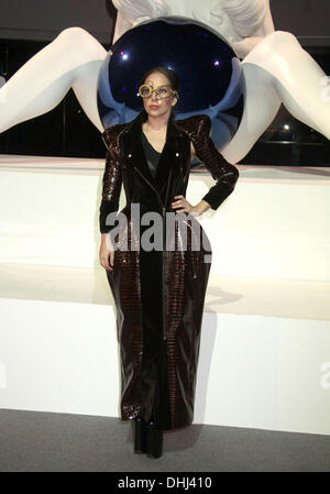 New York, New York, Stati Uniti d'America. Decimo Nov, 2013. LADY GAGA pone di fronte a una scultura della sua somiglianza, creato dall'artista Jeff Koons a 'ARTPOP' uscita album tenutasi al Brooklyn Navy Yard. © Nancy Kaszerman/ZUMAPRESS.com/Alamy Live News Foto Stock
