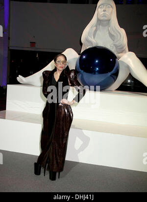 New York, New York, Stati Uniti d'America. Decimo Nov, 2013. LADY GAGA pone di fronte a una scultura della sua somiglianza, creato dall'artista Jeff Koons a 'ARTPOP' uscita album tenutasi al Brooklyn Navy Yard. © Nancy Kaszerman/ZUMAPRESS.com/Alamy Live News Foto Stock