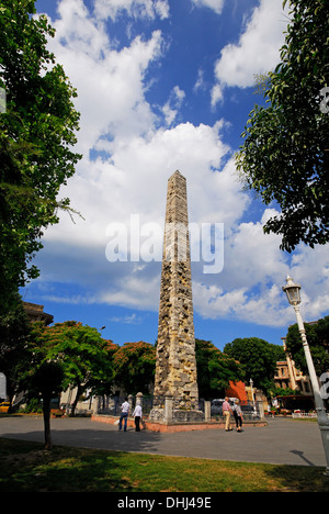 ISTANBUL, Turchia. La Colonna di Costantino presso l'Ippodromo nel quartiere storico di Sultanahmet della citta'. Foto Stock