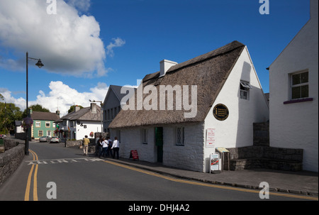 Cottage con il tetto di paglia oggi 'Uomo Tranquillo' museo - e negozio di articoli da regalo, Cong, County Mayo, Irlanda Foto Stock