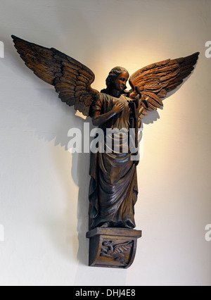 Arcangelo statua. Chiesa di Santa Maria. Wreay, Cumbria, England, Regno Unito, Europa. Foto Stock