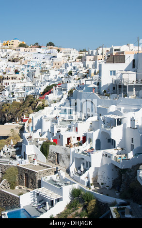 SANTORINI, CICLADI GRECIA. Il borgo collinare di Firostephani vicino a Fira. 2013. Foto Stock