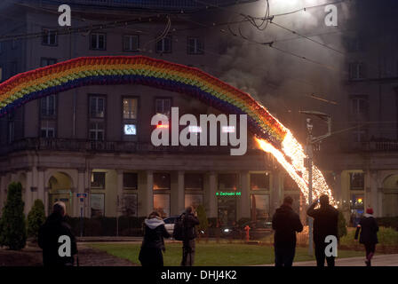 Varsavia, Polonia, lunedì, 11 novembre 2013. Arte di installazione - l'arcobaleno in Piazza Salvatore brucia durante il polacco il Giorno di Indipendenza. L'arcobaleno è stato impostato sul fuoco durante l'indipendenza marzo organizzato dalla Gioventù All-Polish e radicale nazionale Camp. Rainbow è considerato da molti come un simbolo di gay in cui si è imposto il credito di Varsavia: Jakub Siemiaczko/Alamy Live News Foto Stock