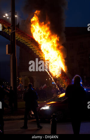 Varsavia, Polonia, lunedì, 11 novembre 2013. Arte di installazione - l'arcobaleno in Piazza Salvatore brucia durante il polacco il Giorno di Indipendenza. L'arcobaleno è stato impostato sul fuoco durante l'indipendenza marzo organizzato dalla Gioventù All-Polish e radicale nazionale Camp. Rainbow è considerato da molti come un simbolo di gay in cui si è imposto il credito di Varsavia: Jakub Siemiaczko/Alamy Live News Foto Stock