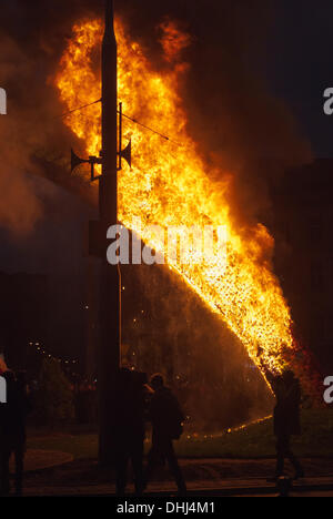 Varsavia, Polonia, lunedì, 11 novembre 2013. Arte di installazione - l'arcobaleno in Piazza Salvatore brucia durante il polacco il Giorno di Indipendenza. L'arcobaleno è stato impostato sul fuoco durante l'indipendenza marzo organizzato dalla Gioventù All-Polish e radicale nazionale Camp. Rainbow è considerato da molti come un simbolo di gay in cui si è imposto il credito di Varsavia: Jakub Siemiaczko/Alamy Live News Foto Stock
