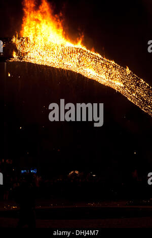 Varsavia, Polonia, lunedì, 11 novembre 2013. Arte di installazione - l'arcobaleno in Piazza Salvatore brucia durante il polacco il Giorno di Indipendenza. L'arcobaleno è stato impostato sul fuoco durante l'indipendenza marzo organizzato dalla Gioventù All-Polish e radicale nazionale Camp. Rainbow è considerato da molti come un simbolo di gay in cui si è imposto il credito di Varsavia: Jakub Siemiaczko/Alamy Live News Foto Stock