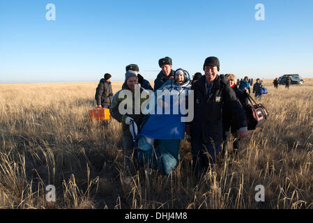 Jezkazgan, Kazakistan. Xi Nov, 2013. Dispensa - un handout foto mostra membri dell equipaggio della Stazione Spaziale Internazionale (ISS), astronauta italiano Luca Parmitano, essendo portato dopo lo sbarco in una remota area vicino a Jezkazgan, Kazakistan, 11 novembre 2013. Foto: Stephane Corvaja/ESA/dpa/Alamy Live News Foto Stock