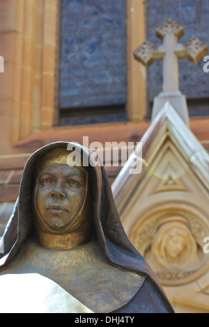 Statua di una monaca fuori la Cattedrale di St Mary di Sydney. Foto Stock