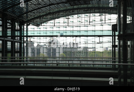 Cielo grigio vetro vista interna, al Reichstag, Livello superiore le piattaforme di Berlino, la stazione ferroviaria centrale di Berlino, Germania Foto Stock