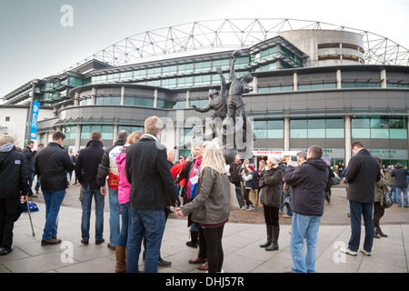 Stadio di Twickenham, ventole andando a guardare la partita di rugby tra Inghilterra e Argentina, Twickenham, London REGNO UNITO Foto Stock