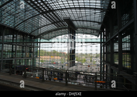 Vista interna dal livello superiore piattaforma verso Europaplatz ingresso di Berlino, la stazione ferroviaria centrale di Berlino, Germania Foto Stock