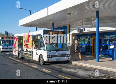 L'imbarco dei passeggeri a Durham legato park and ride optare autobus a Belmont, Co. Durham, England, Regno Unito Foto Stock