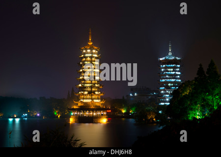 Sole e Luna twin pagode di notte, Guilin, Cina Foto Stock