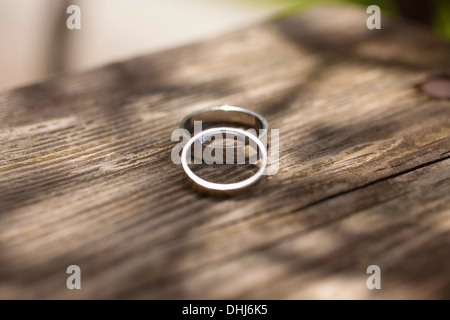 Gli anelli di nozze fiore foglia di legno texture petalo due rosso marrone Natura passione naturale colori di luce colorata round simbolo a cerchio Foto Stock