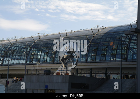 Cielo blu vista di Berlino Stazione Centrale con "Cavallo di rotolamento' scultura rising piattaforma di cemento, Europaplatz, Berlino Foto Stock