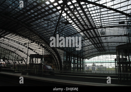 Cielo grigio interni in vetro, vista guardando verso est, Livello superiore le piattaforme di Berlino, la stazione ferroviaria centrale di Berlino, Germania Foto Stock