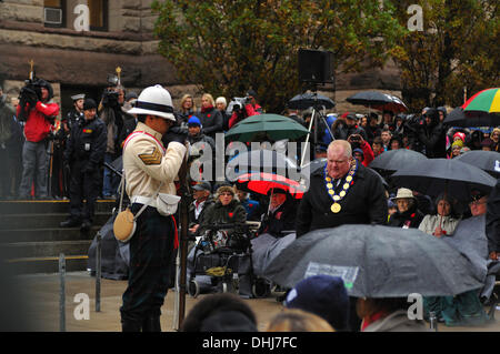 Toronto, Canada. Xi Nov, 2013. Circondato da dignitari, in mezzo Torontonians di tutte le strisce, Sindaco Rob Ford offre un discorso commemorativo sui passi di Toronto il Vecchio Municipio, durante il Giorno del Ricordo le cerimonie a Toronto, Ontario, Canada. Credito: Gregorio Holmgren/Alamy Live News Foto Stock