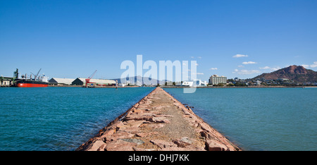 Australia, North Queensland, porto di Townsville visto dalla Western Breakwater Foto Stock