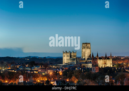 La Cattedrale di Durham fotografato in twilight durante la prima serata nel mese di novembre. Foto Stock