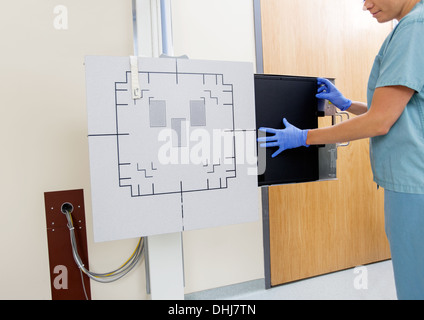 Radiologo Regolazione della pellicola a raggi x In macchina Foto Stock