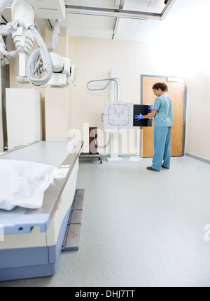 Femmina regolazione infermiere Xray Film In macchina Foto Stock