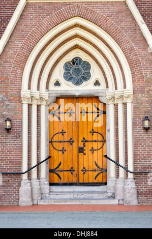 Decorazioni in legno porta ingresso con raccordi in arch chaped parete della cavità Foto Stock