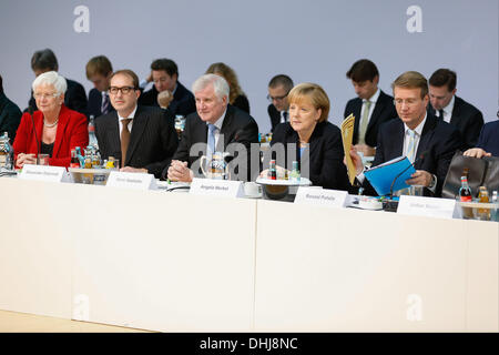 Berlino, Germania. Xi Nov, 2013. CDU/CSU e SPD continuano le trattative di coalizione al DOCUP Pertei centrale di Berlino. / Immagine: Gerda Hasselfeldt (CSU), Alexander Dobrindt (CSU), Horst Seehofer (CSU), Angela Merkel, e Ronald Pofalla (CDU), Cancelleria tedesca il Ministro, durante i negoziati di Berlino, il 11 novembre 2013.Foto: Reynaldo Paganelli/NurPhoto Credito: Reynaldo Paganelli/NurPhoto/ZUMAPRESS.com/Alamy Live News Foto Stock