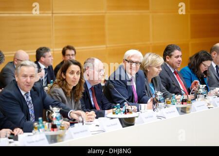 Berlino, Germania. Xi Nov, 2013. CDU/CSU e SPD continuano le trattative di coalizione al DOCUP Pertei centrale di Berlino. / Immagine: Peer Steinbrueck (SPD), Frank-Walter Steinmeier (SPD), Hannelore Kraft (SPD), Sigmar GABRIEL (SPD), Presidente del DOCUP e Andrea Nahles (SPD), durante i negoziati di Berlino, il 11 novembre 2013.Foto: Reynaldo Paganelli/NurPhoto Credito: Reynaldo Paganelli/NurPhoto/ZUMAPRESS.com/Alamy Live News Foto Stock