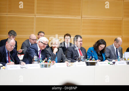 Berlino, Germania. Xi Nov, 2013. Berlino, Germania. 11 Novembre, 2013. CDU/CSU e SPD continuano le trattative di coalizione al DOCUP Pertei centrale di Berlino. / Immagine: Peer Steinbrueck (SPD), Frank-Walter Steinmeier (SPD), Hannelore Kraft (SPD), Sigmar GABRIEL (SPD), Presidente del DOCUP e Andrea Nahles (SPD), durante i negoziati di Berlino, il 11 novembre 2013.Foto: Reynaldo Paganelli/NurPhoto Credito: Reynaldo Paganelli/NurPhoto/ZUMAPRESS.com/Alamy Live News Foto Stock