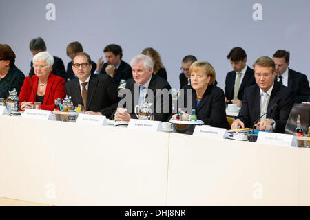 Berlino, Germania. Xi Nov, 2013. CDU/CSU e SPD continuano le trattative di coalizione al DOCUP Pertei centrale di Berlino. / Immagine: Gerda Hasselfeldt (CSU), Alexander Dobrindt (CSU), Horst Seehofer (CSU), Angela Merkel, e Ronald Pofalla (CDU), Cancelleria tedesca il Ministro, durante i negoziati di Berlino, il 11 novembre 2013.Foto: Reynaldo Paganelli/NurPhoto Credito: Reynaldo Paganelli/NurPhoto/ZUMAPRESS.com/Alamy Live News Foto Stock