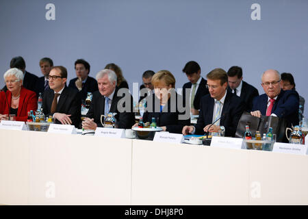 Berlino, Germania. Xi Nov, 2013. CDU/CSU e SPD continuano le trattative di coalizione al DOCUP Pertei centrale di Berlino. / Immagine: Gerda Hasselfeldt (CSU), Alexander Dobrindt (CSU), Horst Seehofer (CSU), Angela Merkel, Ronald Pofalla (CDU), e Volker Kauder (CDU), presidente della CDU, durante i negoziati di Berlino, il 11 novembre 2013.Foto: Reynaldo Paganelli/NurPhoto Credito: Reynaldo Paganelli/NurPhoto/ZUMAPRESS.com/Alamy Live News Foto Stock