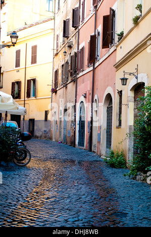 Stretto vicolo tranquillo con ciottoli in Trastevere, Roma, Italia Foto Stock