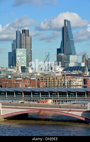 Blackfriars road & rail bridge con extended stazione ferroviaria piattaforme skyline di Londra (Gru digitalmente rimosso dal tetto) Foto Stock