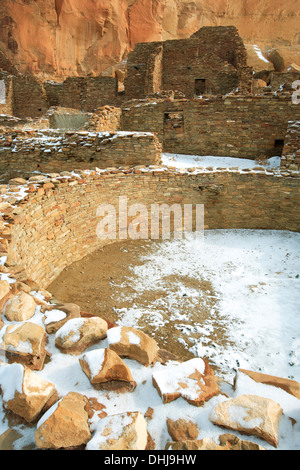 Kiva (camera cerimoniale) ed edifici sotto la neve, Pueblo Bonito grande casa, Chaco Culture National Historical Park, NM, Stati Uniti d'America Foto Stock