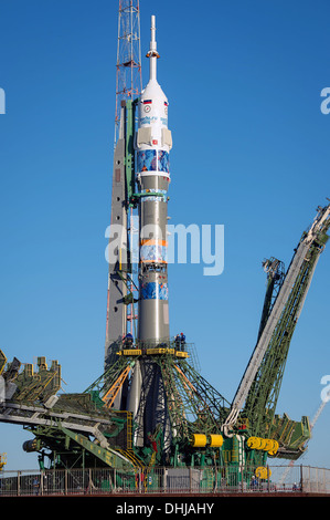 Il Soyuz TMA-11M a razzo, adornata con il logo delle Olimpiadi di Sochi, è posizionato sulla rampa di lancio il 5 novembre 2013 presso il cosmodromo di Baikonur in Kazakhstan. Lancio del razzo Soyuz è prevista per il 7 novembre e invierà Expedition 38 Soyuz Commander Mikhail Tyurin di Roscosmos, Tecnico di volo Rick Mastracchio della NASA e tecnico di volo Koichi Wakata della Japan Aerospace Exploration Agency su un periodo di sei mesi di missione a bordo della Stazione Spaziale Internazionale. Foto Stock