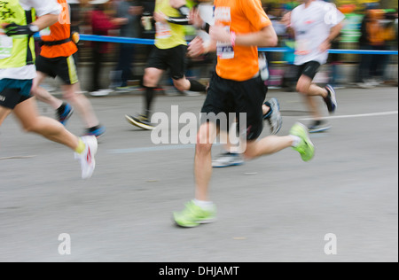 Sfocata guide di movimento. 2013 ING New York City Marathon Foto Stock