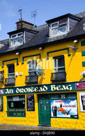 Giallo brillante città di Dingle music pub, la penisola di Dingle, Irlanda. Foto Stock