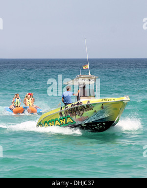 ALCUDIA , Maiorca, Spagna - 8 Agosto 2013: Bambini godendo di una banana boat a Alcudia il 8 agosto 2013. Foto Stock