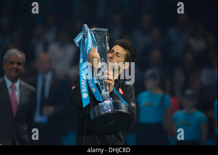 L'O2, Londra, Regno Unito. Xi Nov, 2013. Novak Djokovic vince ATP World Tour Finals titolo 6-3 6-4, battendo il mondo numero 1 Rafael Nadal © Malcolm Park editoriale/Alamy Live News Foto Stock