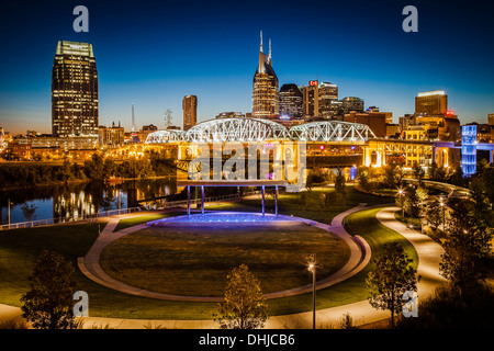 Cumberland Park con Shelby Street ponte pedonale e sullo skyline di Nashville Tennessee, USA Foto Stock