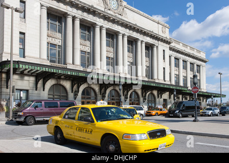 Taxi e altri veicoli attendere per passeggeri al di fuori della stazione della Pennsylvania di Baltimora, Maryland. Foto Stock