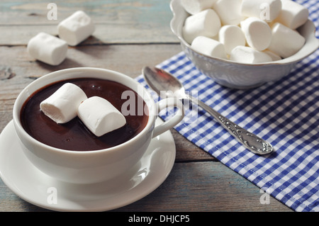 Cioccolata calda con marshmallows su sfondo di legno Foto Stock