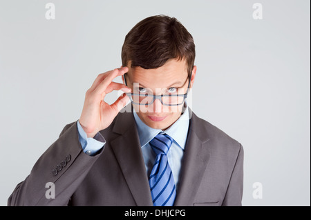 Ritratto di bel giovane imprenditore con gli occhiali Foto Stock