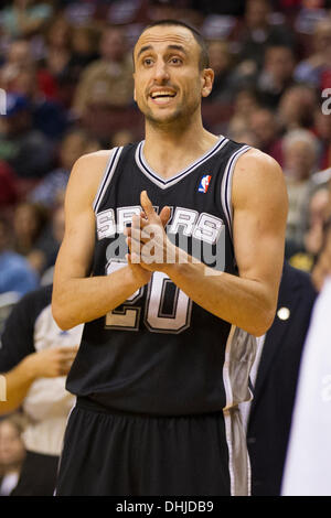 Novembre 11, 2013: San Antonio Spurs riprese guard Manu Ginobili (20) reagisce durante il gioco NBA tra San Antonio Spurs e la Philadelphia 76ers presso la Wells Fargo Center di Philadelphia, Pennsylvania. Gli speroni win 109-85. (Christopher Szagola/Cal Sport Media) Foto Stock