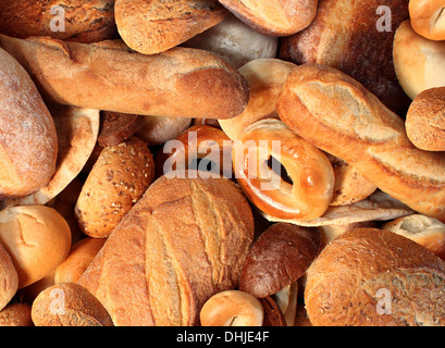 Sfondo pane Alimento base concetto con un gruppo di beni cotti al forno in un forno o cucina casalinga fatta da tutto il grano e i chicchi Foto Stock