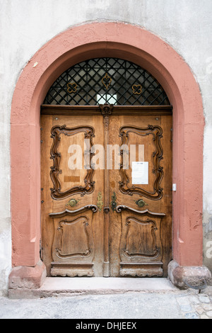 Il vecchio di legno intagliato, Porta Vecchia città di Basilea, Svizzera Foto Stock