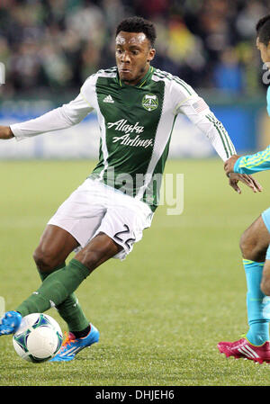 Portland, OR, Stati Uniti d'America. 7 Nov, 2013. 7 Novembre 2013: Rodney Wallace (22) dei legnami Portland opere intorno Deindre Yedlin (17) di Seattle sirene FC durante il 2013 MLS playoff match tra la visita le sirene e i legnami da Portland a Jeld Wen Stadium, Portland, O © csm/Alamy Live News Foto Stock